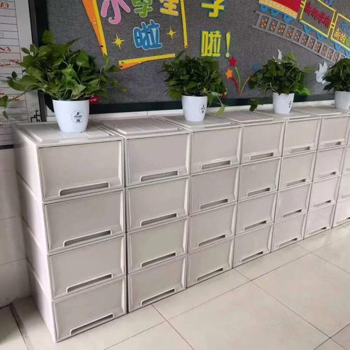 中小学教室后排储物柜顶堆着的学生档案袋