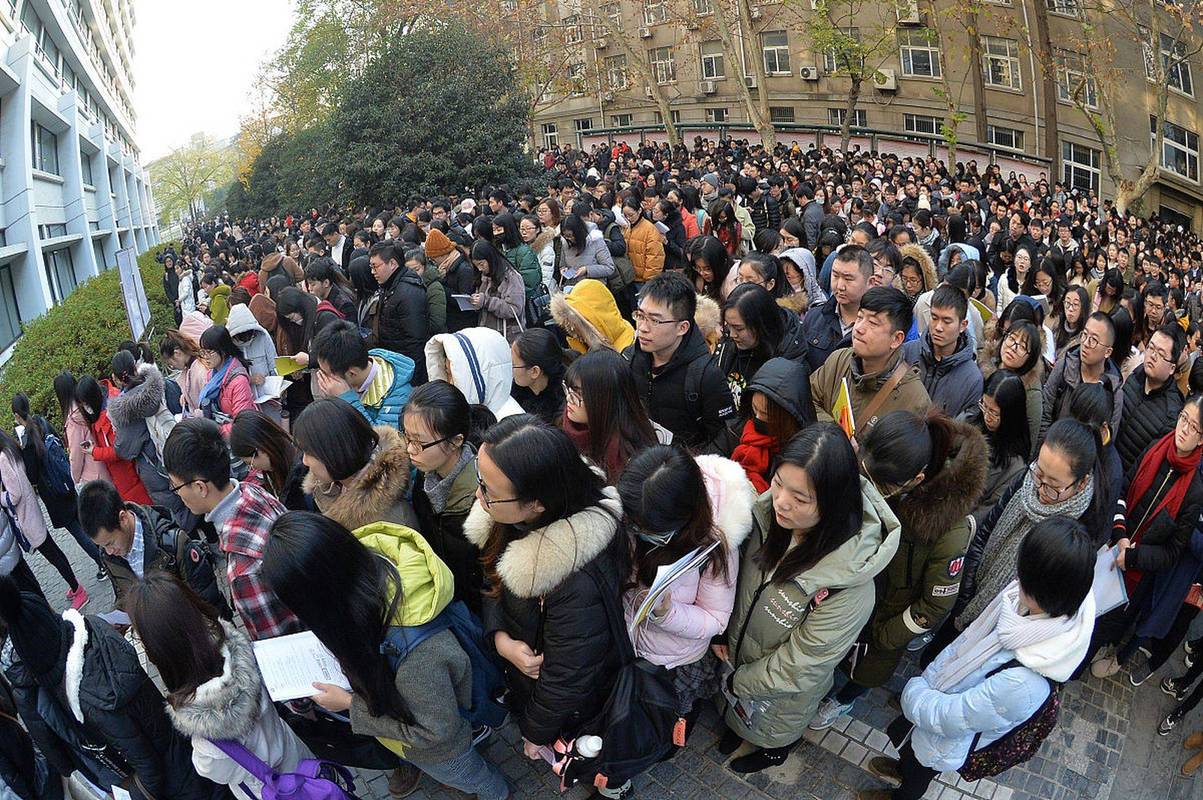 公务员考试考场外拥挤的人群