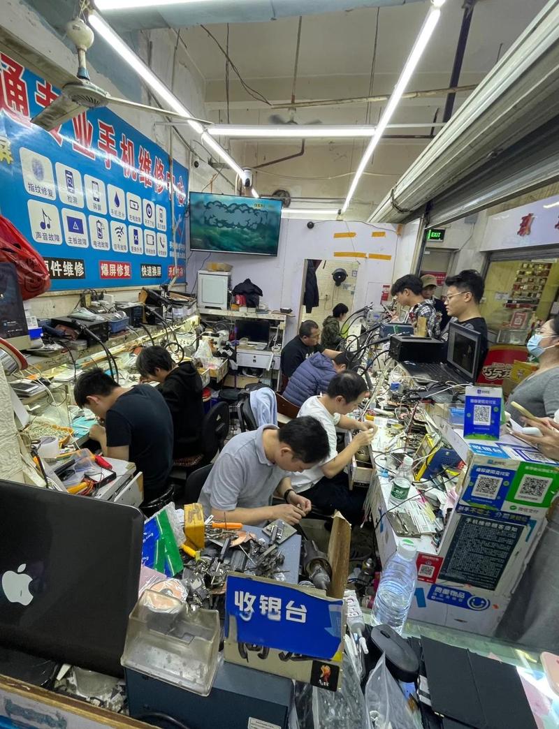 深圳华强北电子市场密集柜台前工程师挑选元器件