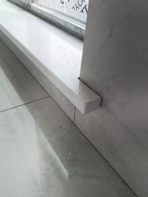 灰色人造石窗台带耳朵安装现场