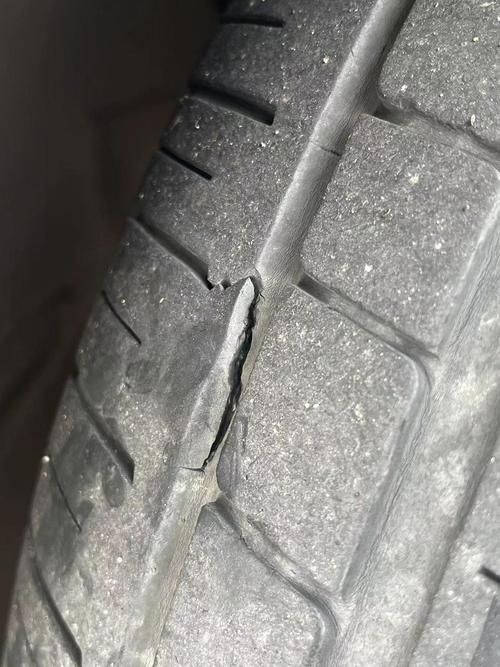 商业竞争中货车轮胎人为割破现场图