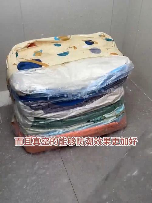 打开后的衣物真空存放变形实拍