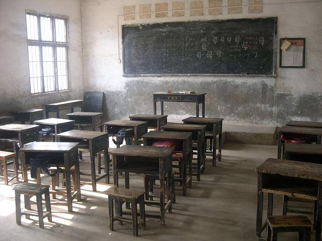 乡村中学破旧的多媒体教室和黑板