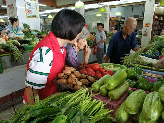 社区巷口蔬果店老人咨询监护权问题实拍
