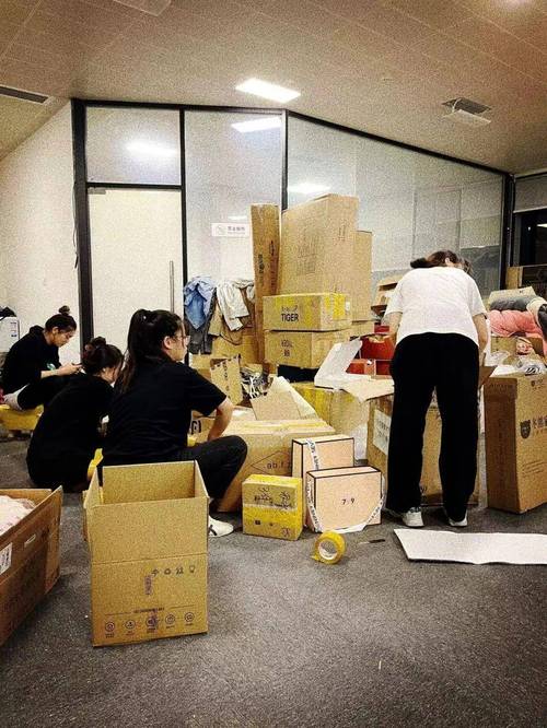 法务工位堆着卷宗和黄焖鸡外卖盒的真实场景