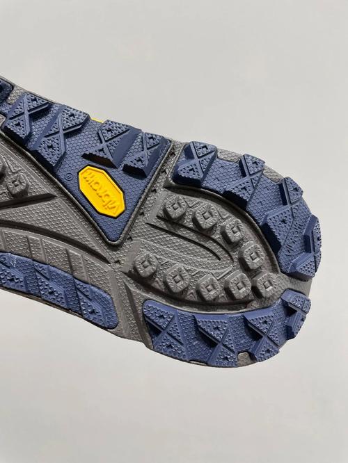 户外登山中帮防滑Vibram底登山鞋实物图
