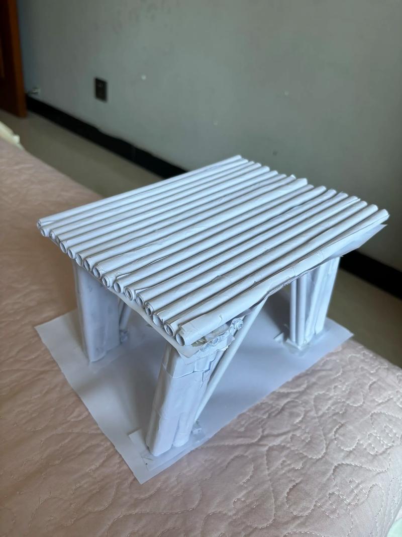 中学生用纸板制作桥梁模型测试承重