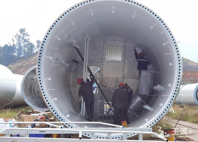 沿海风电场塔筒内部安装的工业连接器实拍