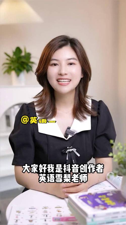 深夜仍在电脑前坚持创作个人IP内容的博主
