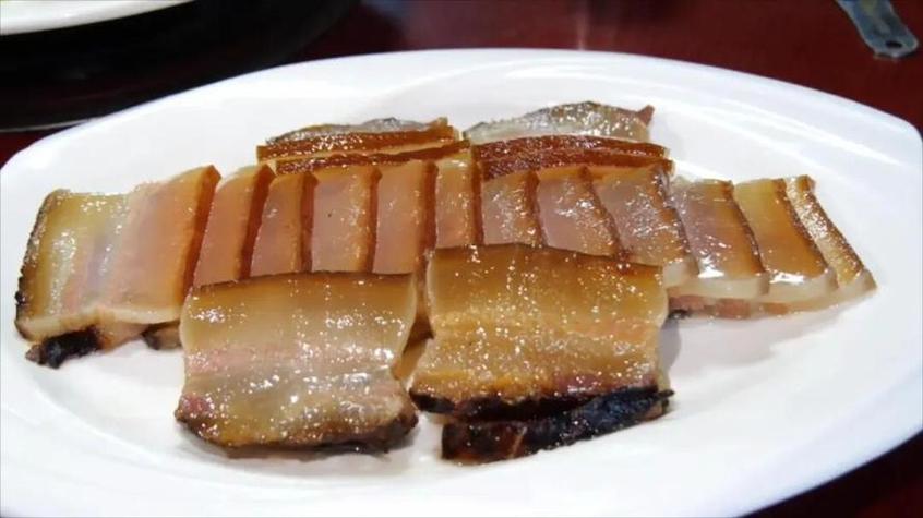 南漳山脚下农家馆腊肉甑糕配酸萝卜