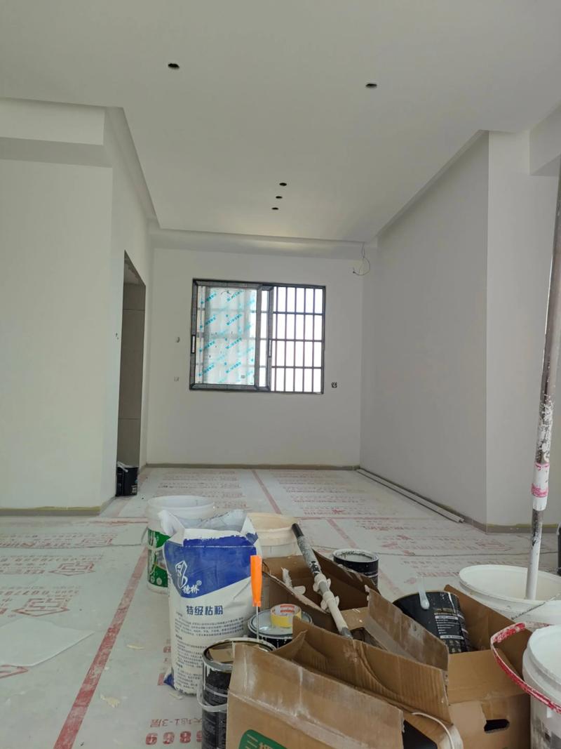 油漆工使用滚涂法施工卧室墙面过程特写