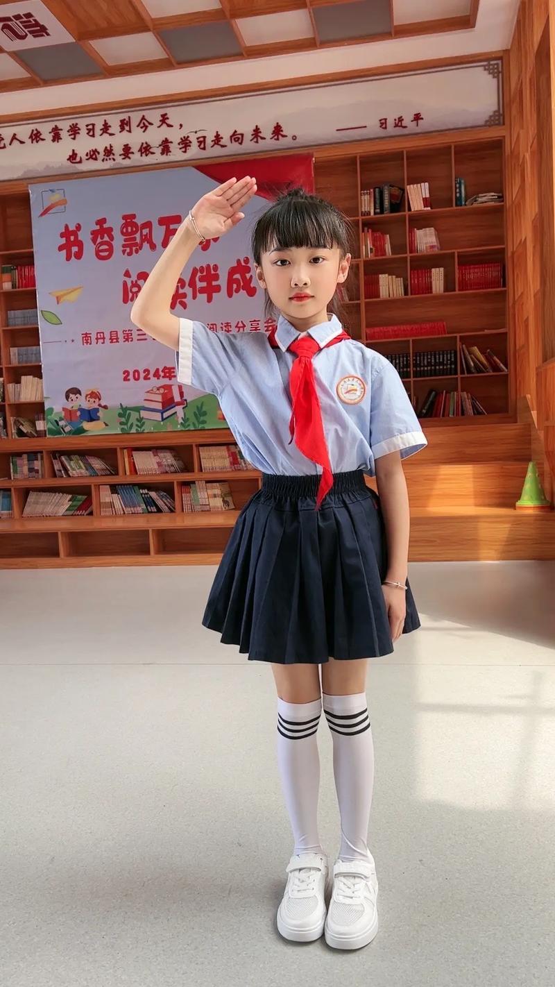 小学生身着校服在课堂上摇头晃脑背诵古诗