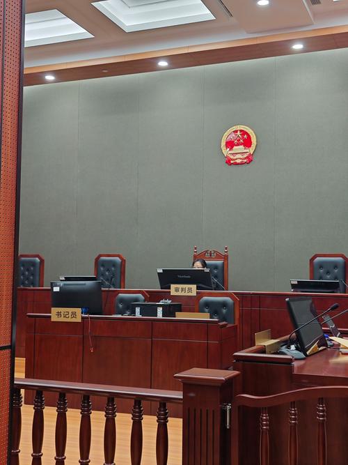 离婚财产分割法庭审判场景