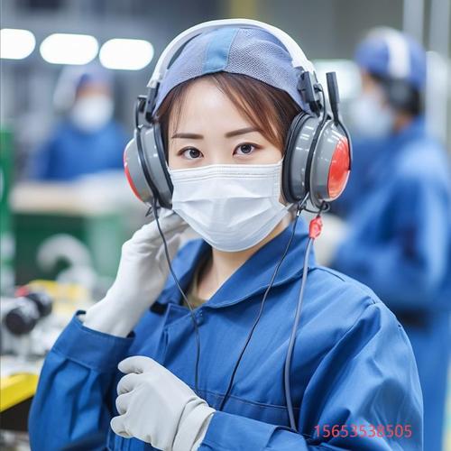 工业车间噪声环境下工人正确佩戴降噪耳塞特写