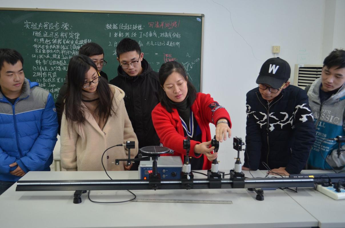 中学物理实验课学生旁观教师演示