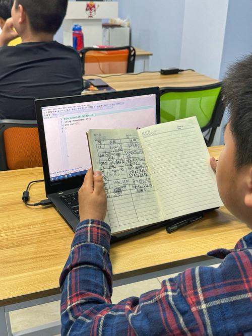 孩子面对编程报错信息时的困惑表情