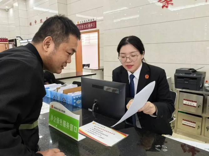 个人携带材料独自走进法院立案大厅