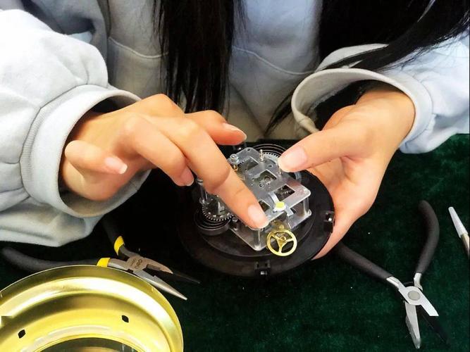 孩子认真拆解旧闹钟的双手