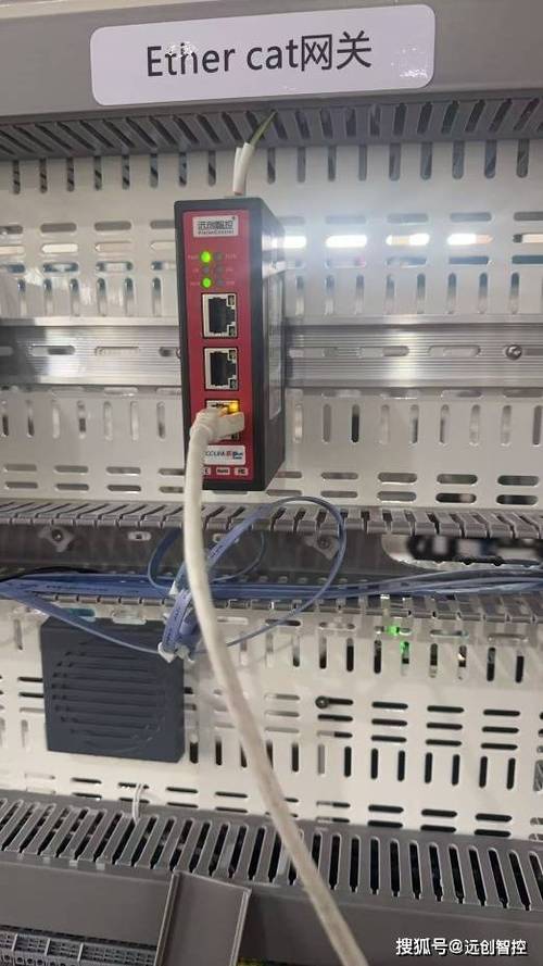 车间电气柜内安装的工业网关实拍图