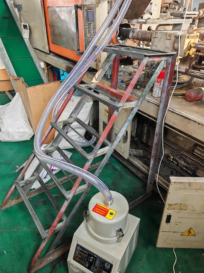 工业注塑车间自动吸料机安装实景