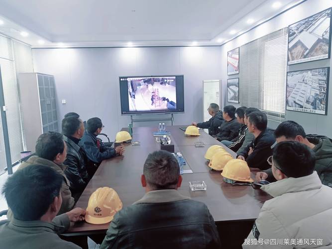 工厂车间安全培训现场 工人玩手机