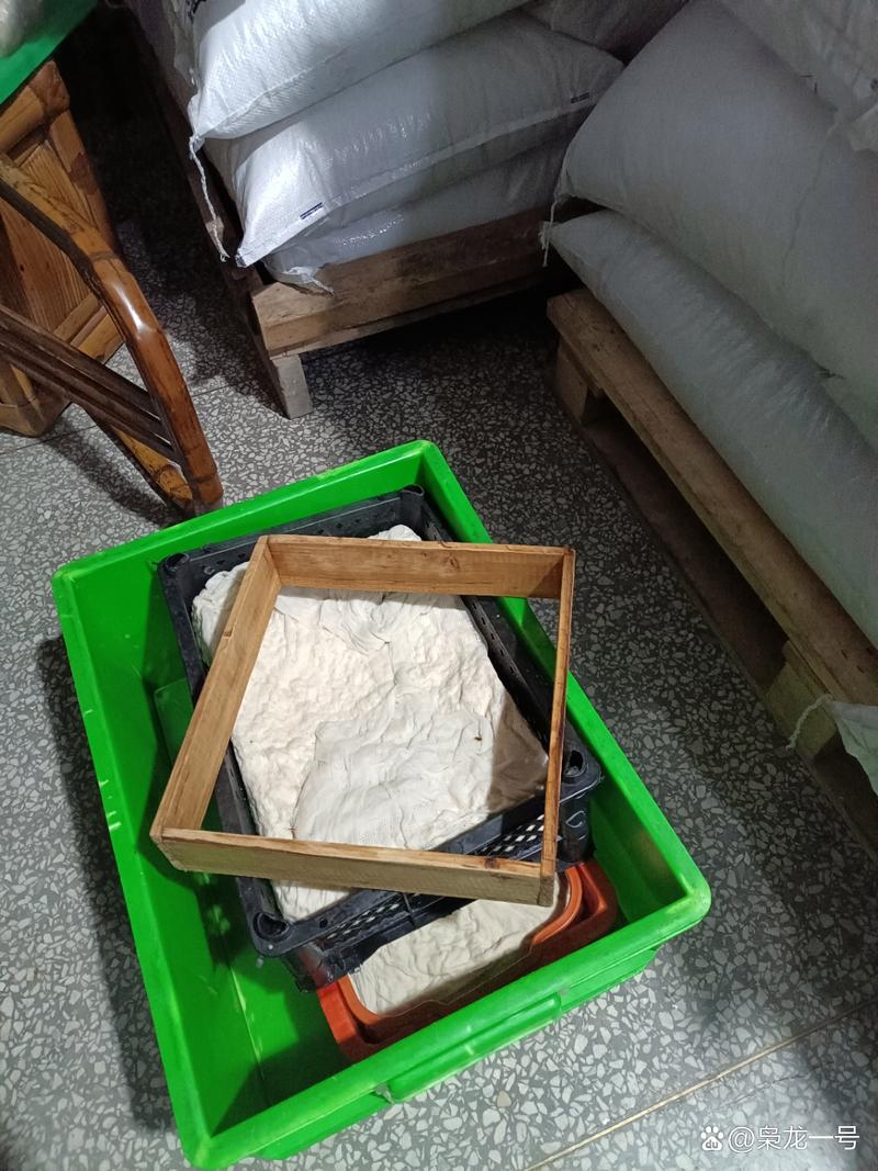 纱布包裹干燥橘皮放入米缸实景图
