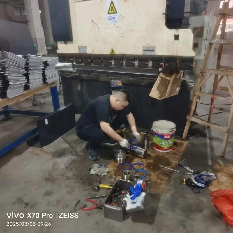 折弯机售后维修工程师现场服务