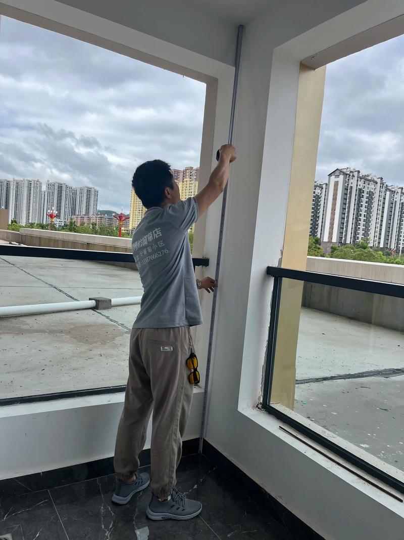 装修师傅测量窗帘尺寸现场实拍