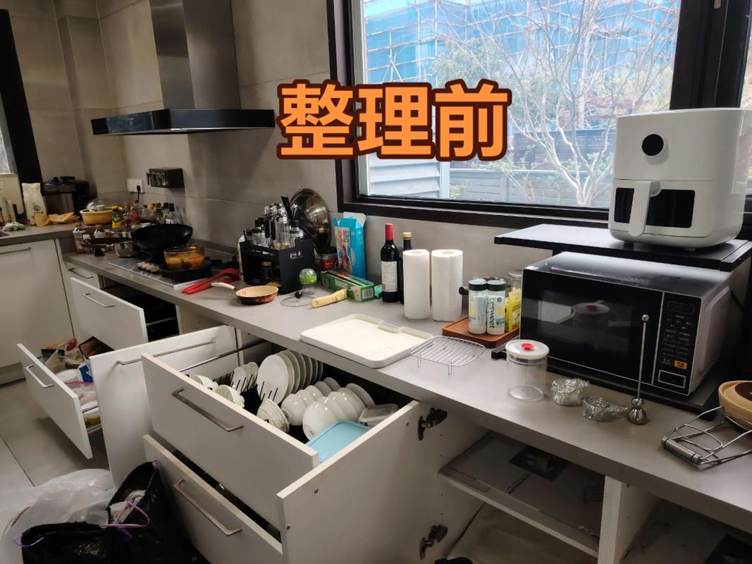 厨房台面杂物堆积杂乱