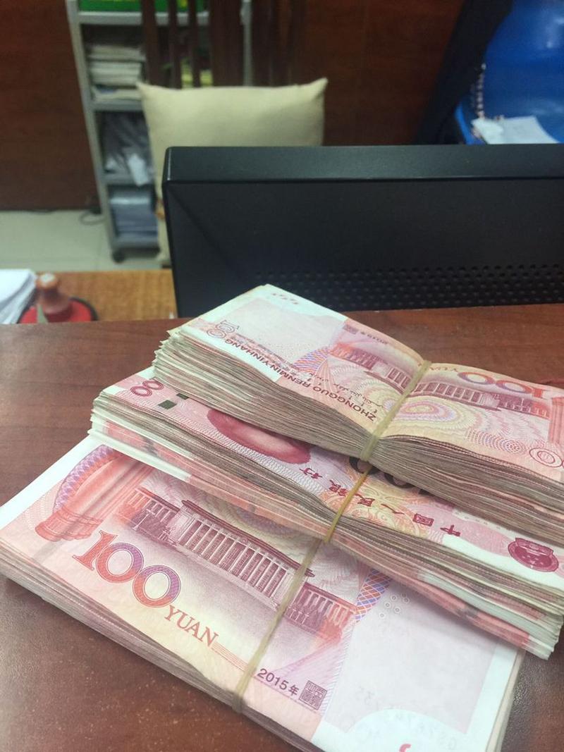 三万块攥手里的时候，纸都揉湿了