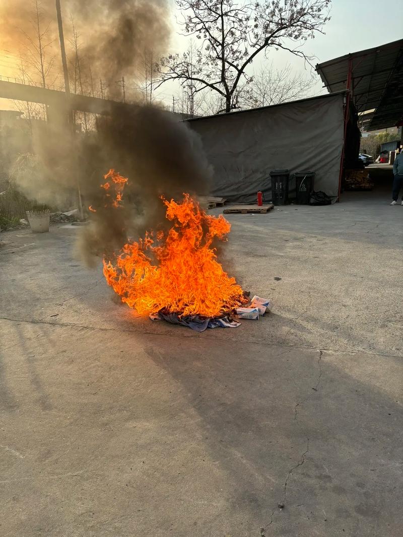 婚礼烟花事故现场灭火器扑救实拍