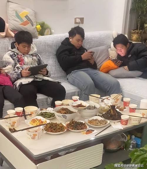 聚会时所有人低头看手机的画面，桌上菜未动