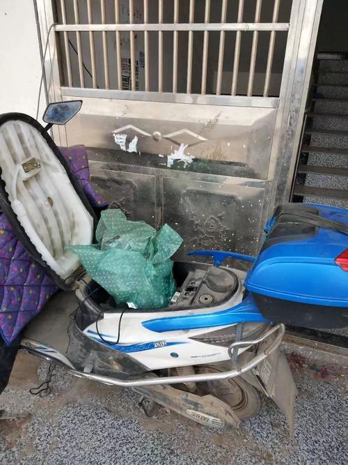 城中村路边被盗电动车空锁位现场