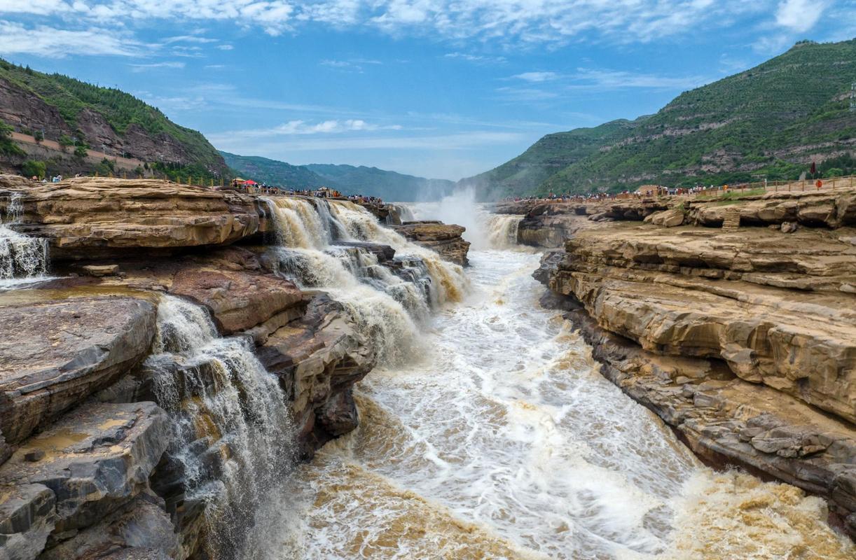 黄河壶口瀑布奔腾咆哮景象