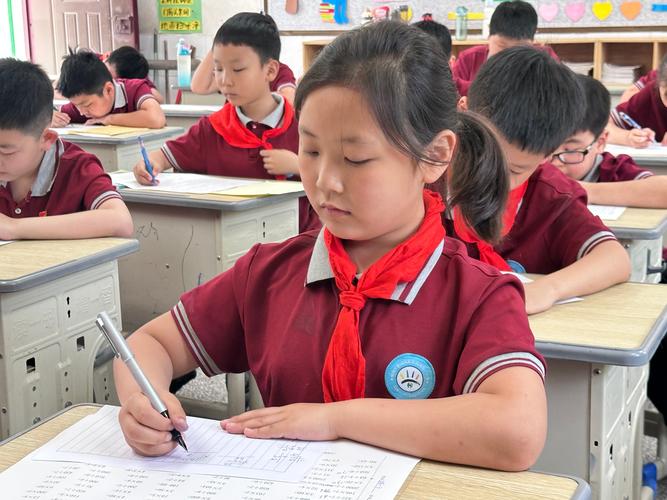 小学生口算比赛专注的神情