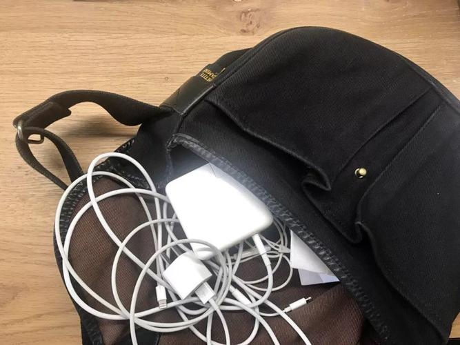 帆布通勤包内缠绕成团的手机充电线实拍