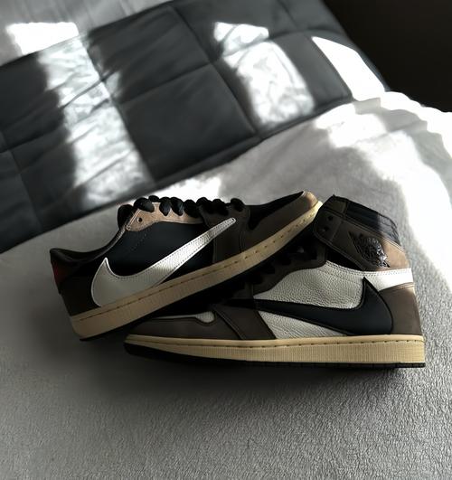 球鞋交易平台StockX上高价转售的Travis Scott联名倒钩AJ1截图