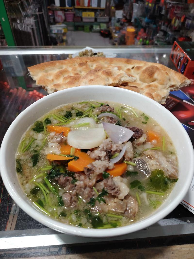 第三家:雪域酒店——羊肉汤泡馕,本地人私藏