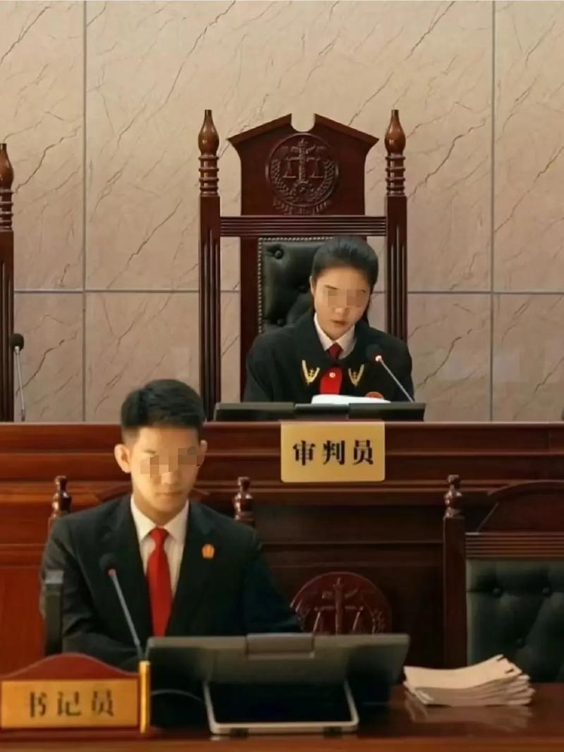 法官在法庭上宣判离婚案件 夫妻双方及律师在场