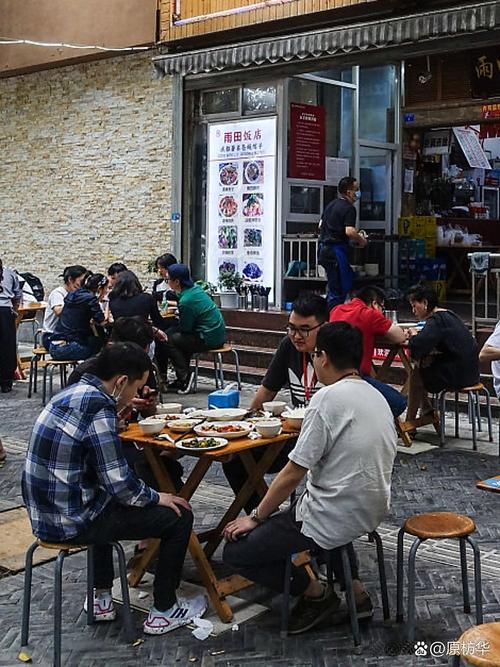 重庆苍蝇馆子火锅店街边场景