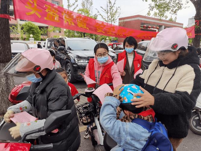 工业科普志愿服务儿童防护头盔发放现场