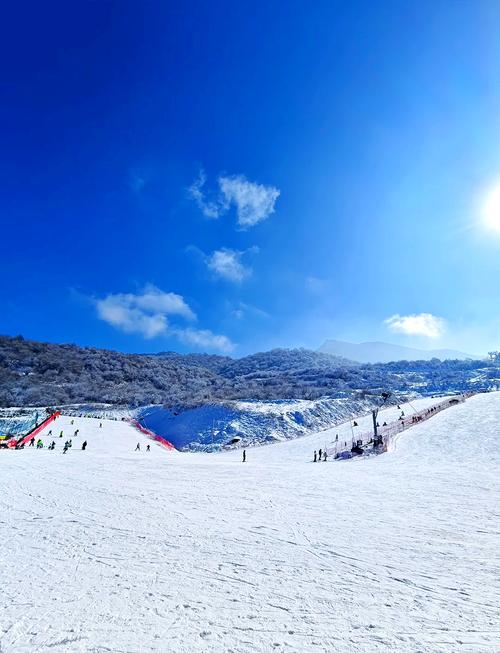 四川太子岭滑雪场晴天远眺四姑娘山雪道