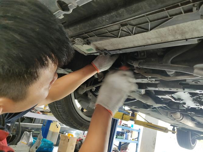 汽修师傅用听针检测汽车底盘差速器运行状态