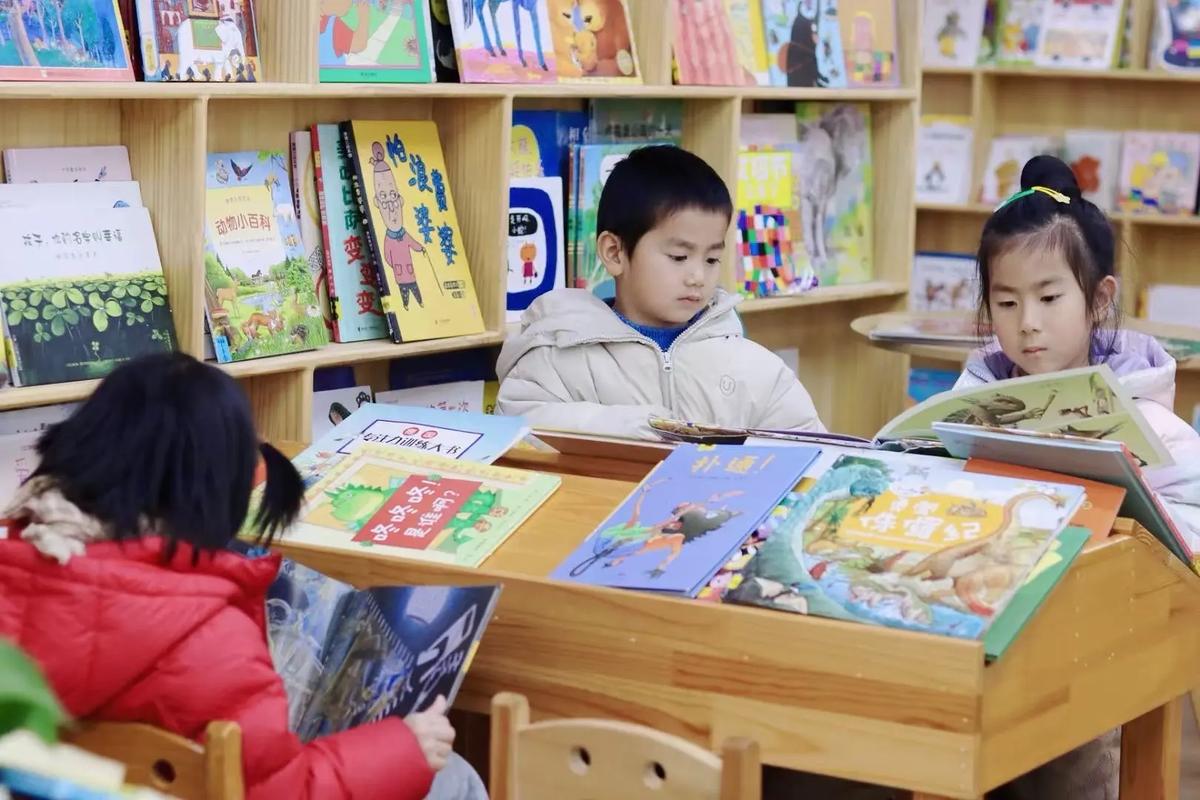 儿童图书馆书架前孩子挑选绘本的温馨画面