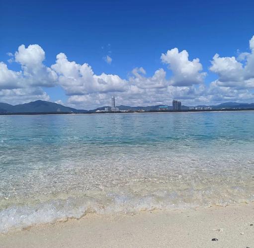 蜈支洲岛白沙滩浅浪拍岸实景