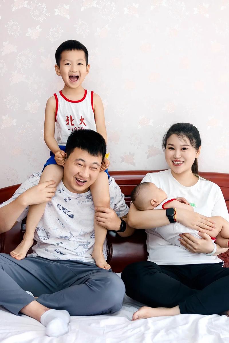 二胎妈妈与两个孩子温馨互动生活照