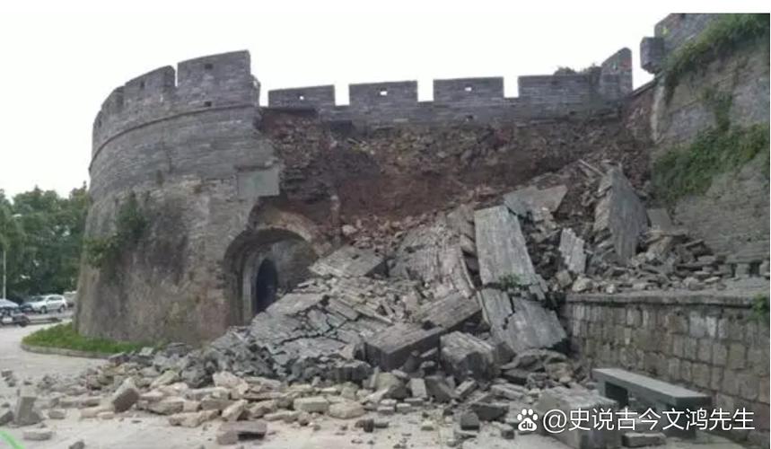 文物执法人员现场测量损毁古城墙断面