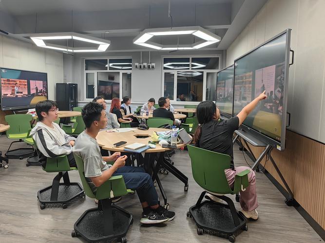 混合式教学线下小组互动场景