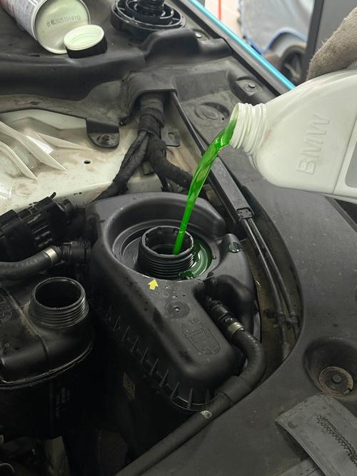 汽车副水箱底部冷却液渗漏痕迹