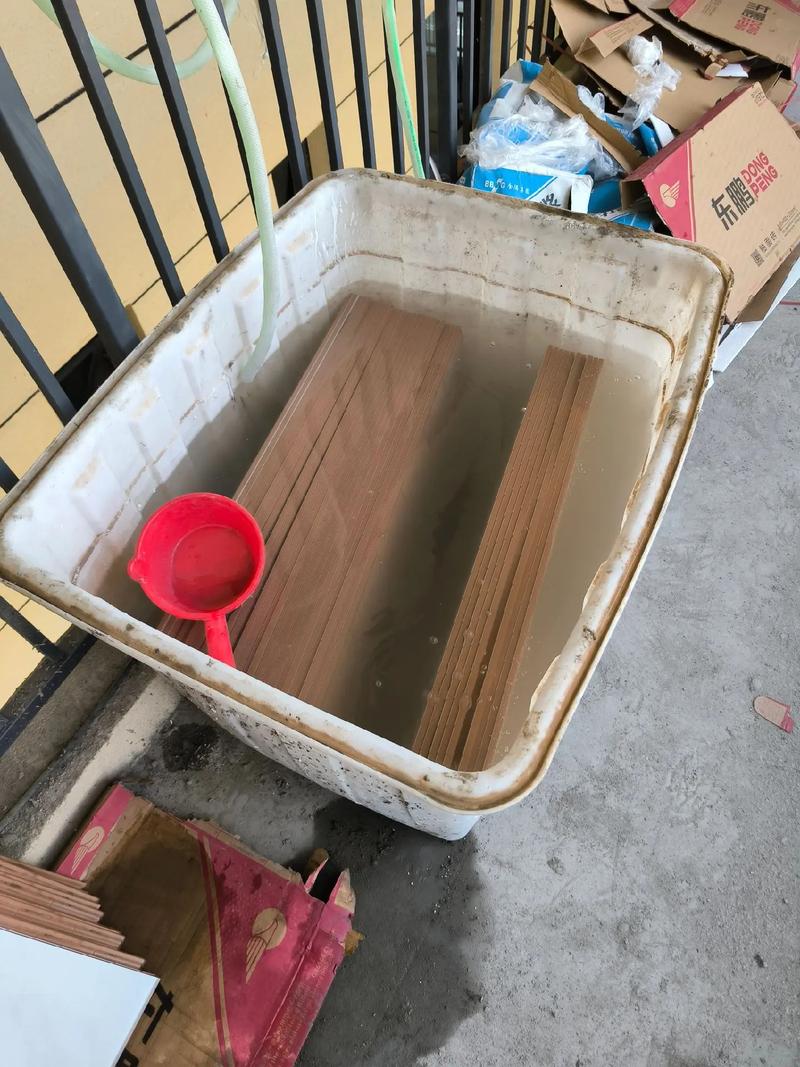 装修师傅浸泡瓷砖水桶